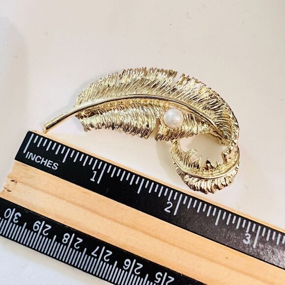 Vintage Gerry's Brooch Gold Tone Feather with Faux Pearl Signed 4152 - Picture 7 of 8